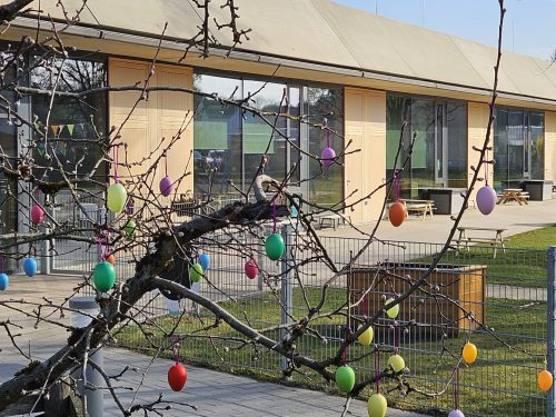 Unser Kiga mit Osterschmuck